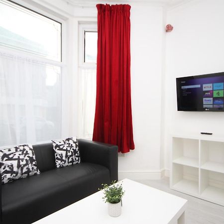 Barton Beachside - Stylish Studio Apartment, Double & Single - Central Beach & Promenade Location - Over 21'S, Family Friendly Only, Id Required 黑潭 外观 照片