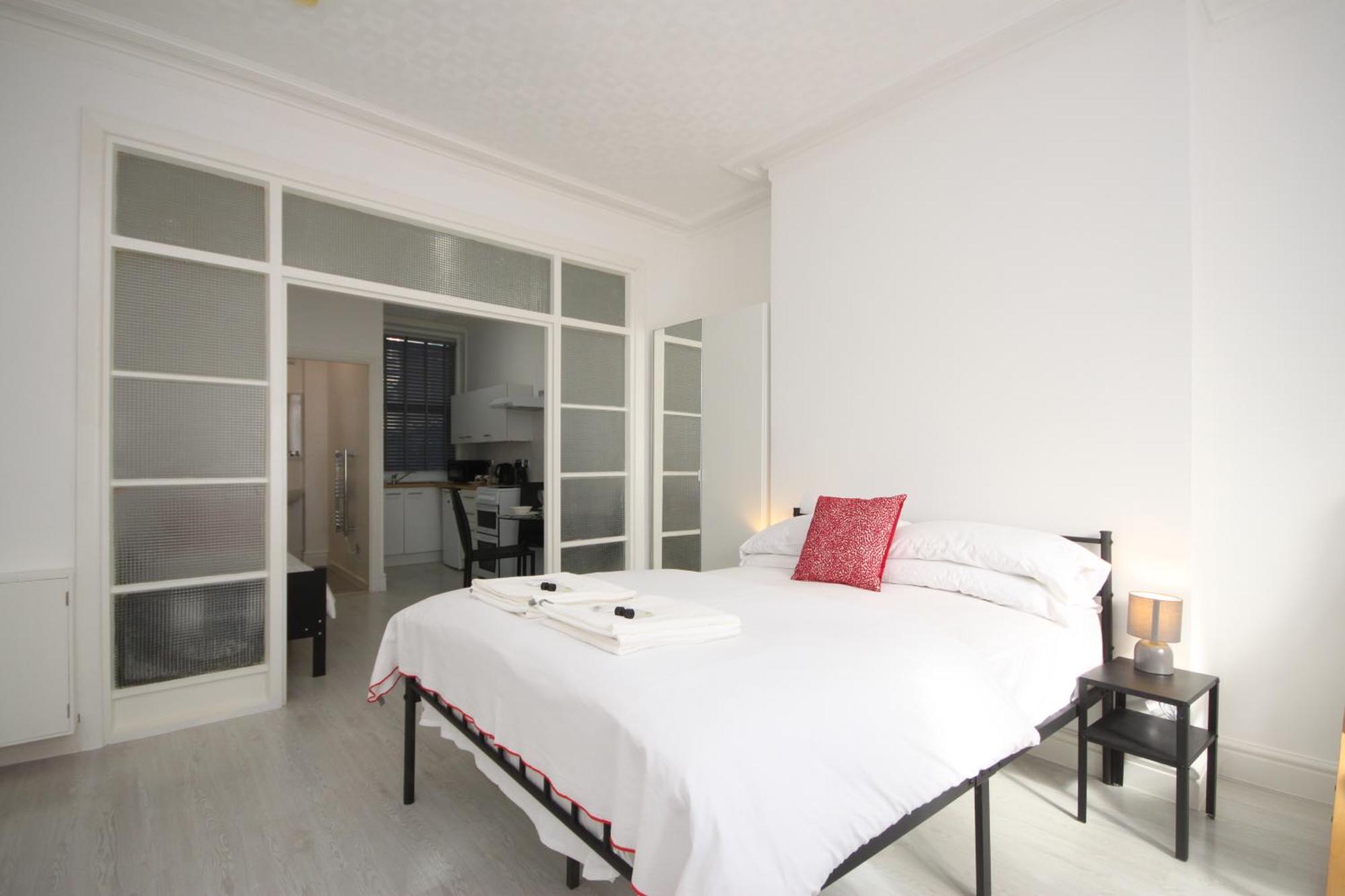 Barton Beachside - Stylish Studio Apartment, Double & Single - Central Beach & Promenade Location - Over 21'S, Family Friendly Only, Id Required 黑潭 客房 照片