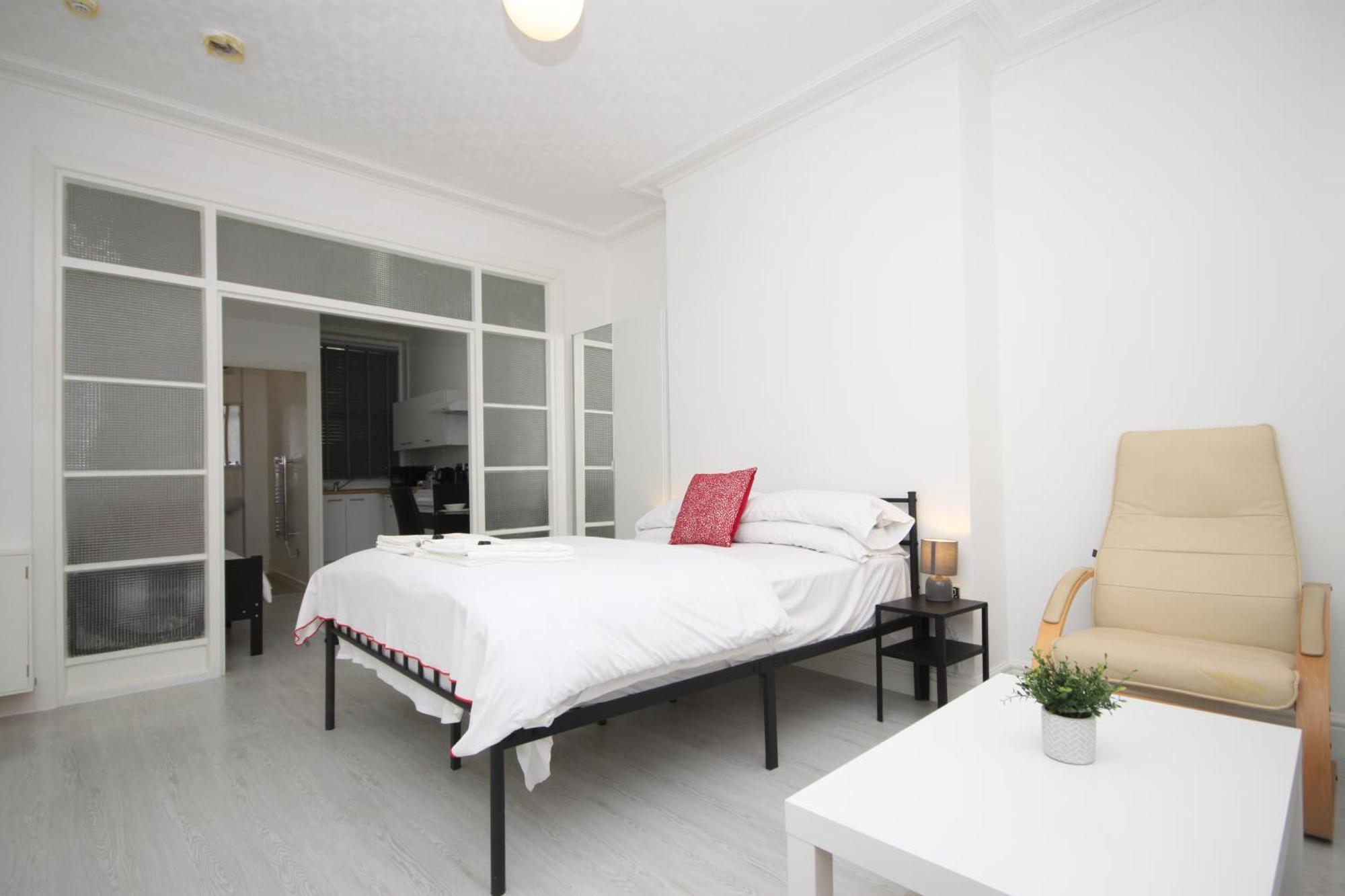 Barton Beachside - Stylish Studio Apartment, Double & Single - Central Beach & Promenade Location - Over 21'S, Family Friendly Only, Id Required 黑潭 客房 照片