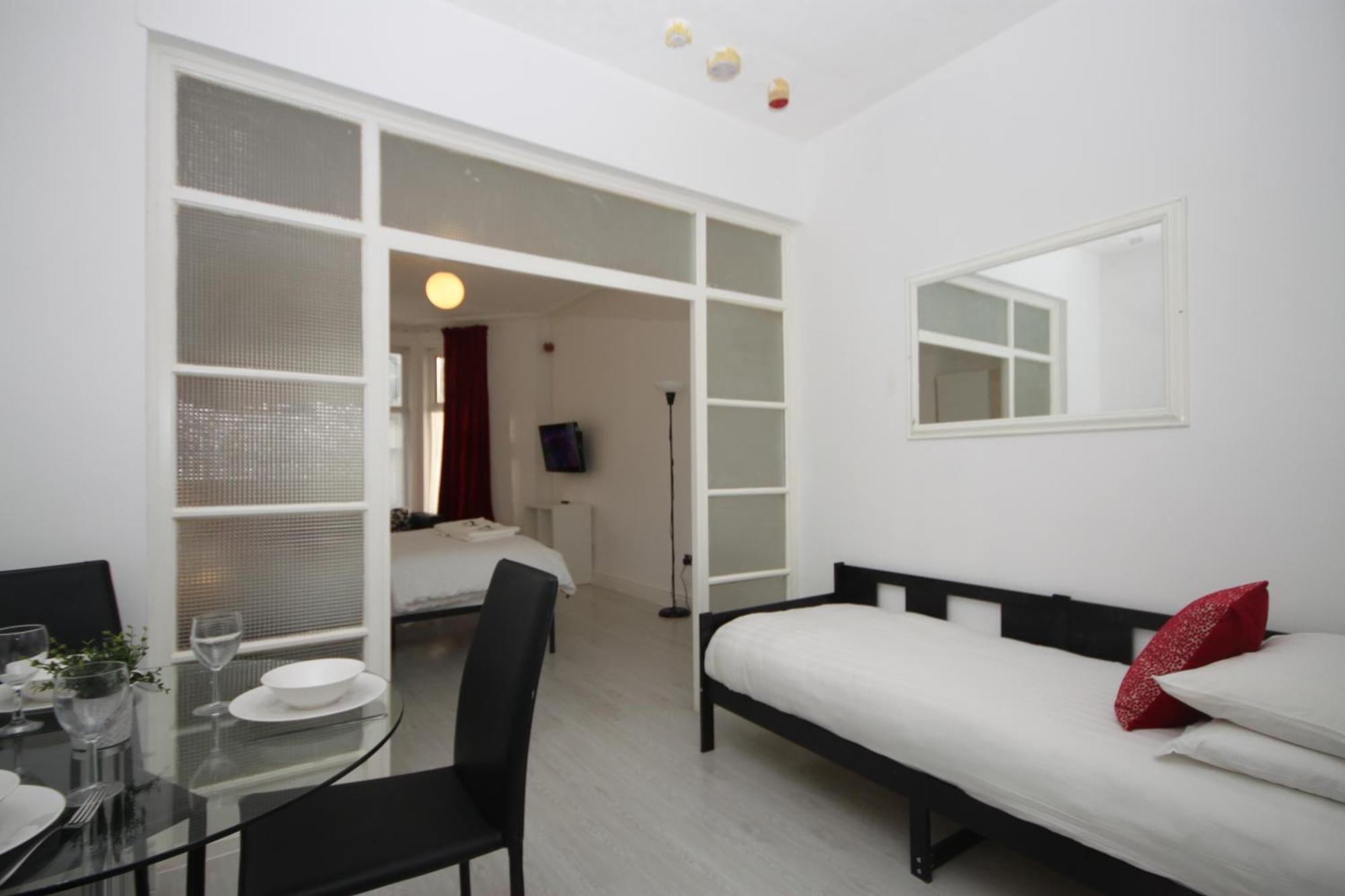 Barton Beachside - Stylish Studio Apartment, Double & Single - Central Beach & Promenade Location - Over 21'S, Family Friendly Only, Id Required 黑潭 客房 照片