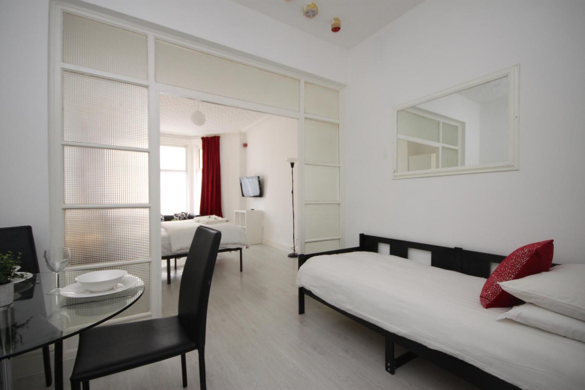 Barton Beachside - Stylish Studio Apartment, Double & Single - Central Beach & Promenade Location - Over 21'S, Family Friendly Only, Id Required 黑潭 外观 照片