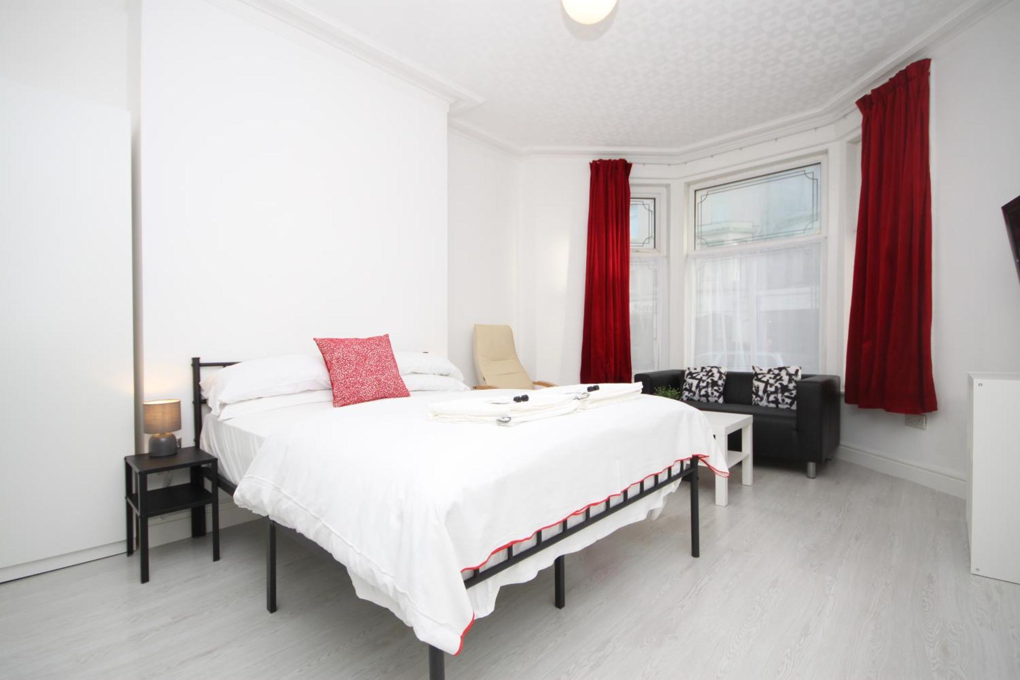 Barton Beachside - Stylish Studio Apartment, Double & Single - Central Beach & Promenade Location - Over 21'S, Family Friendly Only, Id Required 黑潭 客房 照片