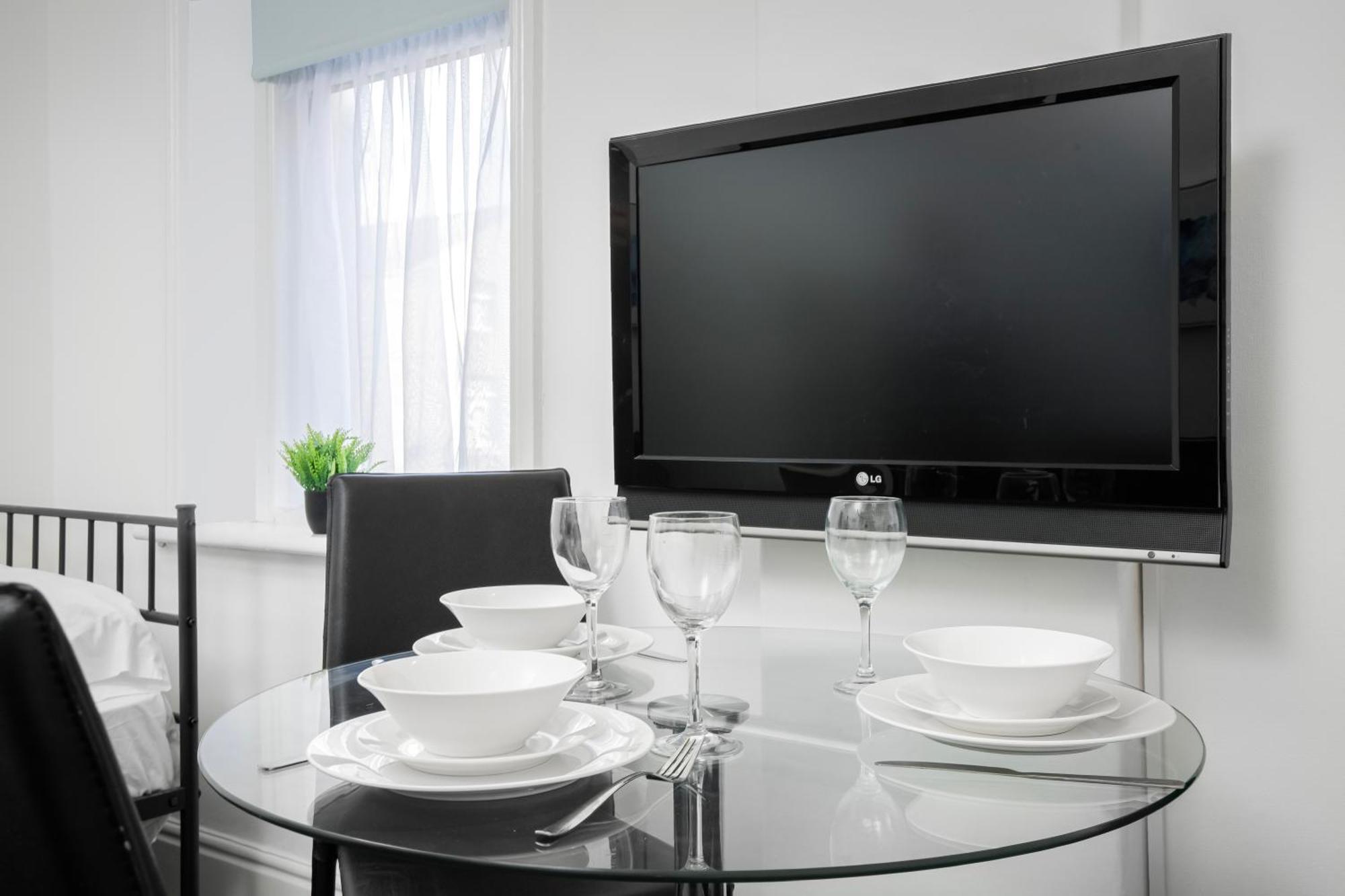 Barton Beachside - Stylish Studio Apartment, Double & Single - Central Beach & Promenade Location - Over 21'S, Family Friendly Only, Id Required 黑潭 外观 照片