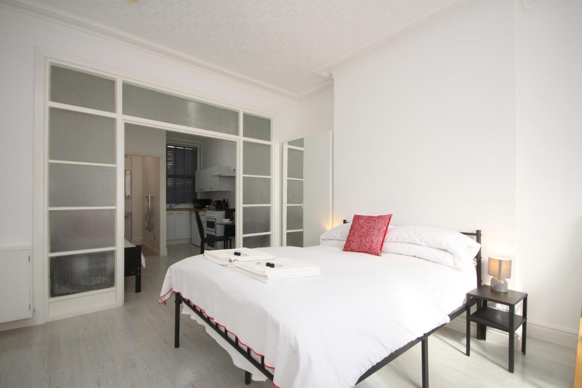 Barton Beachside - Stylish Studio Apartment, Double & Single - Central Beach & Promenade Location - Over 21'S, Family Friendly Only, Id Required 黑潭 外观 照片