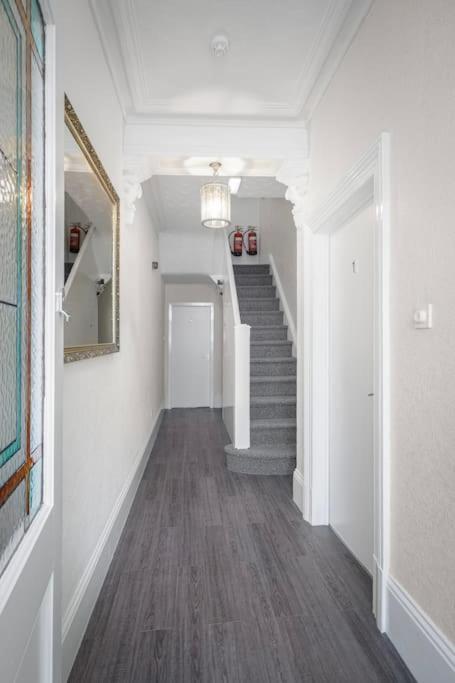 Barton Beachside - Stylish Studio Apartment, Double & Single - Central Beach & Promenade Location - Over 21'S, Family Friendly Only, Id Required 黑潭 外观 照片