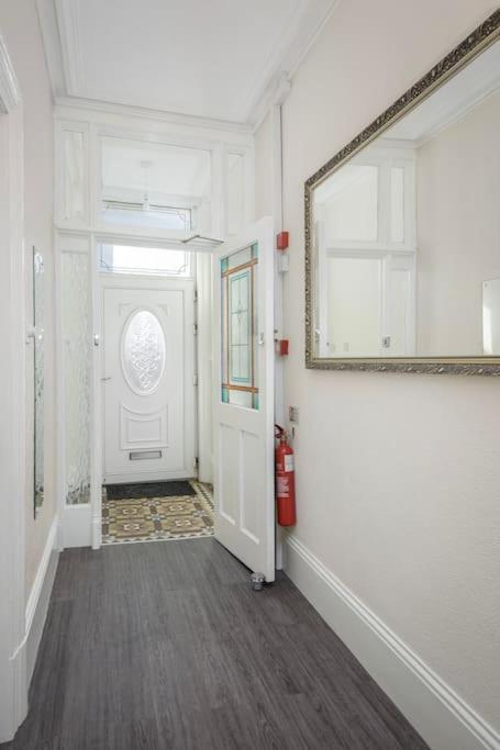 Barton Beachside - Stylish Studio Apartment, Double & Single - Central Beach & Promenade Location - Over 21'S, Family Friendly Only, Id Required 黑潭 外观 照片