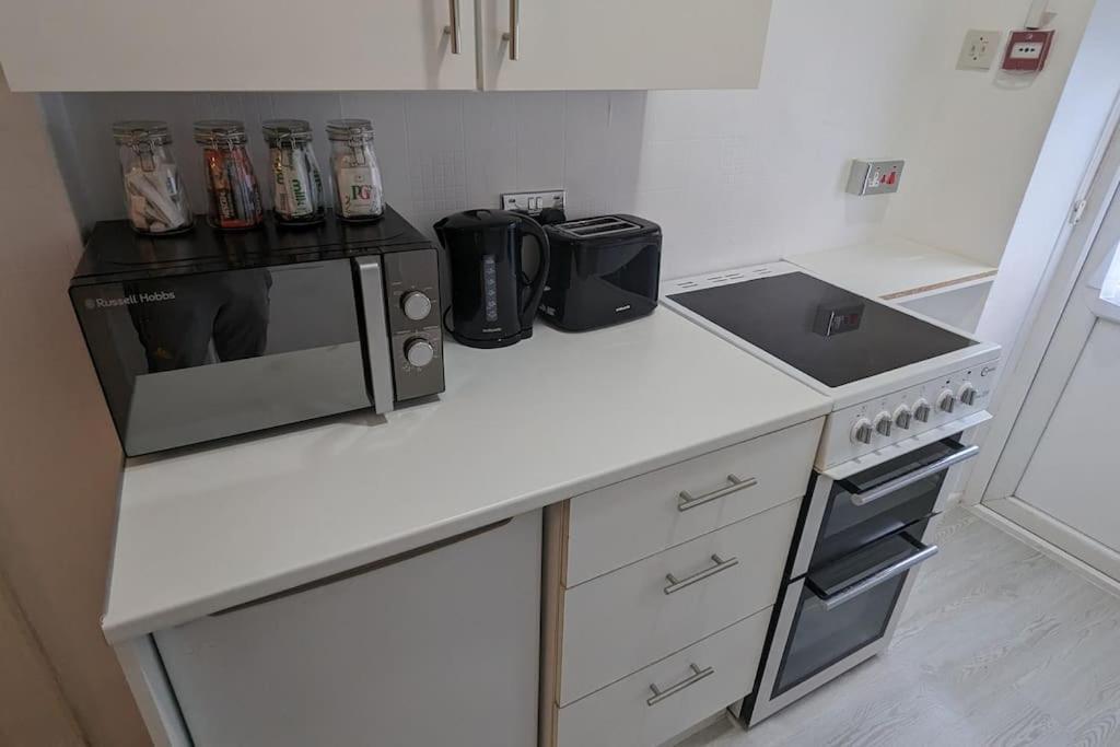 Barton Beachside - Stylish Studio Apartment, Double & Single - Central Beach & Promenade Location - Over 21'S, Family Friendly Only, Id Required 黑潭 外观 照片
