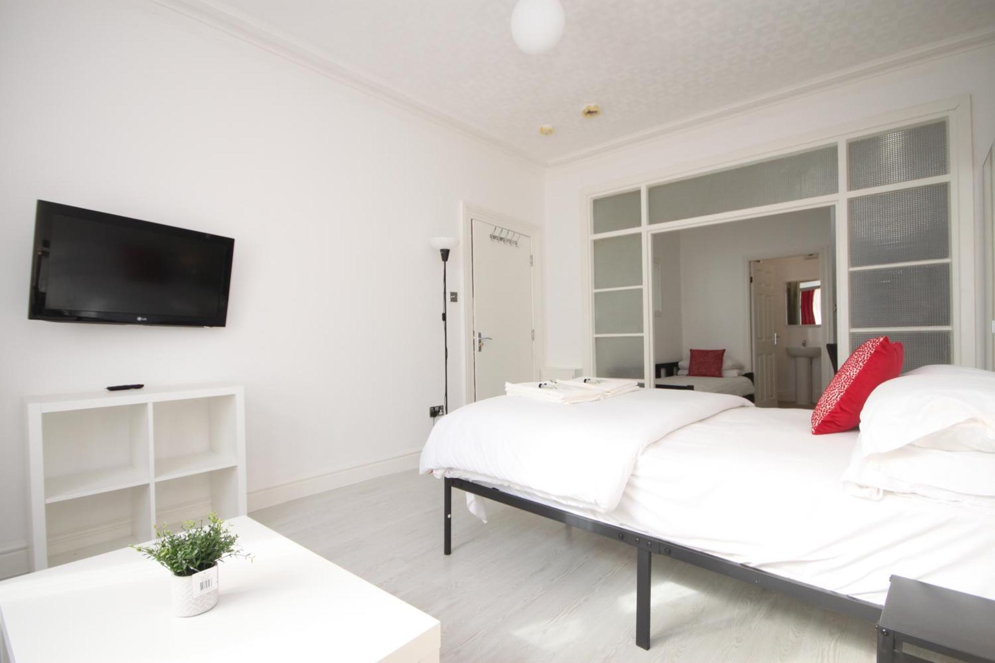 Barton Beachside - Stylish Studio Apartment, Double & Single - Central Beach & Promenade Location - Over 21'S, Family Friendly Only, Id Required 黑潭 客房 照片