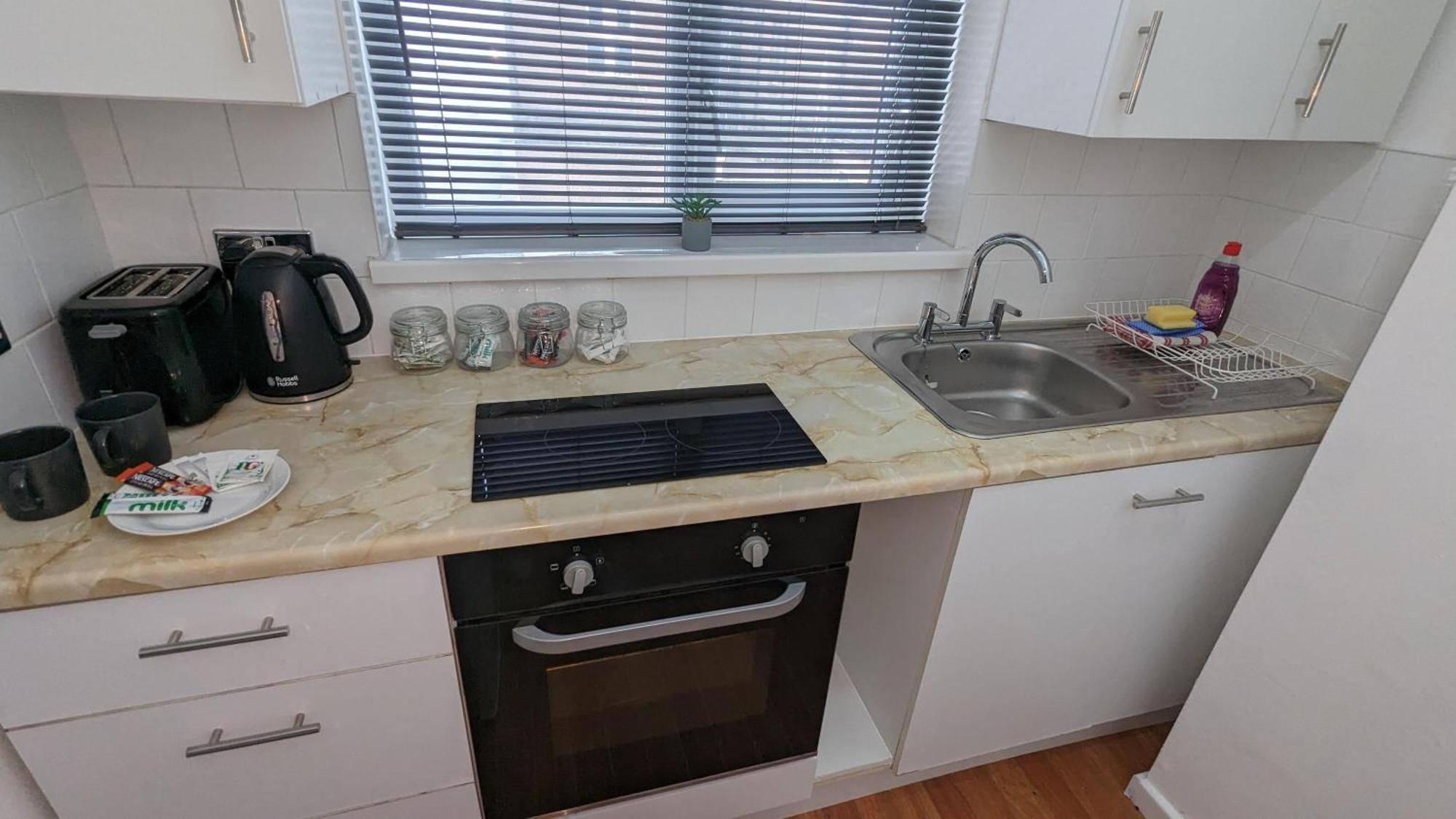 Barton Beachside - Stylish Studio Apartment, Double & Single - Central Beach & Promenade Location - Over 21'S, Family Friendly Only, Id Required 黑潭 外观 照片
