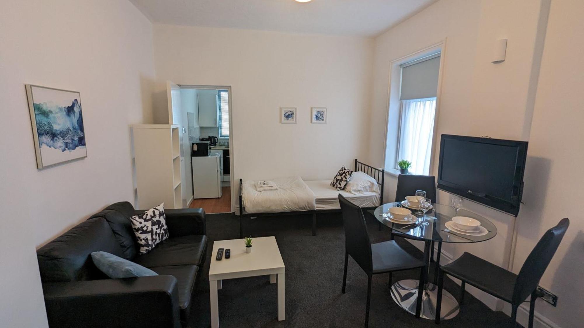 Barton Beachside - Stylish Studio Apartment, Double & Single - Central Beach & Promenade Location - Over 21'S, Family Friendly Only, Id Required 黑潭 外观 照片